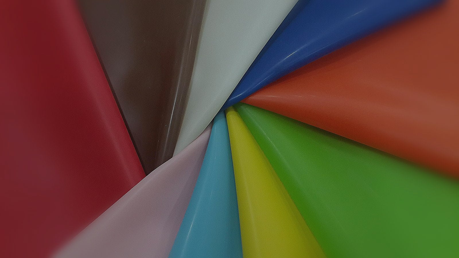 Latex-Stoffe in Regenbogenfarben symbolisch für die korrekte Latex Pflege