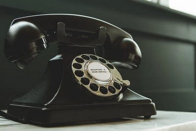Schwarzes Wählscheibentelefon, symbolisierend für die Kontaktaufnahme mit Meurers Latex Reparatur Service