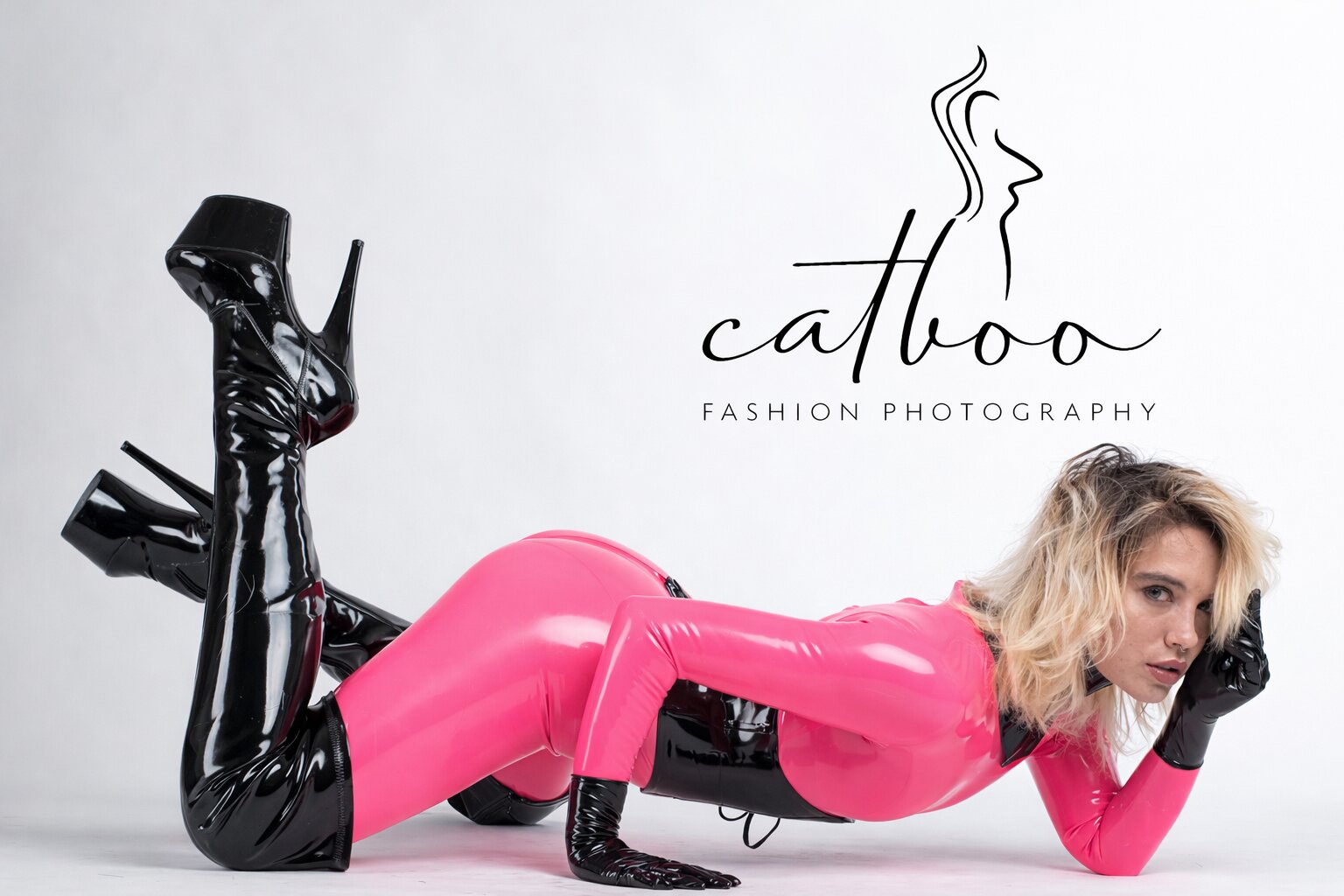 CatBoo ist eine internationale Online-Plattform, die sich auf ästhetischen Latex- und Shiny-Content spezialisiert hat.